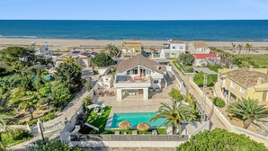Un quartier résidentiel doté d’une piscine, de maisons et offrant une vue sur la plage.