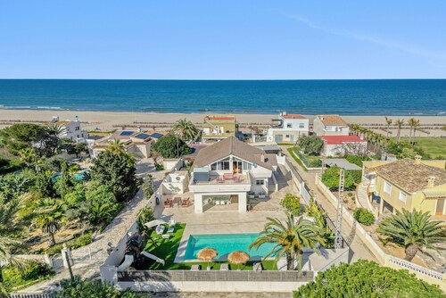 Villa 1ª Linea Cudei close to the Beach with Pool & Wi-Fi