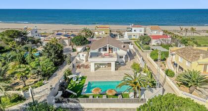 Villa 1ª Linea Cudei close to the Beach with Pool & Wi-Fi