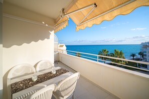 Outdoor dining - Apartment Costa Bella close to the Beach with Shared Pool & Wi-Fi (Altea)