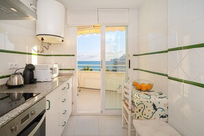 Jääkaappi, mikroaaltouuni, uuni, liesi