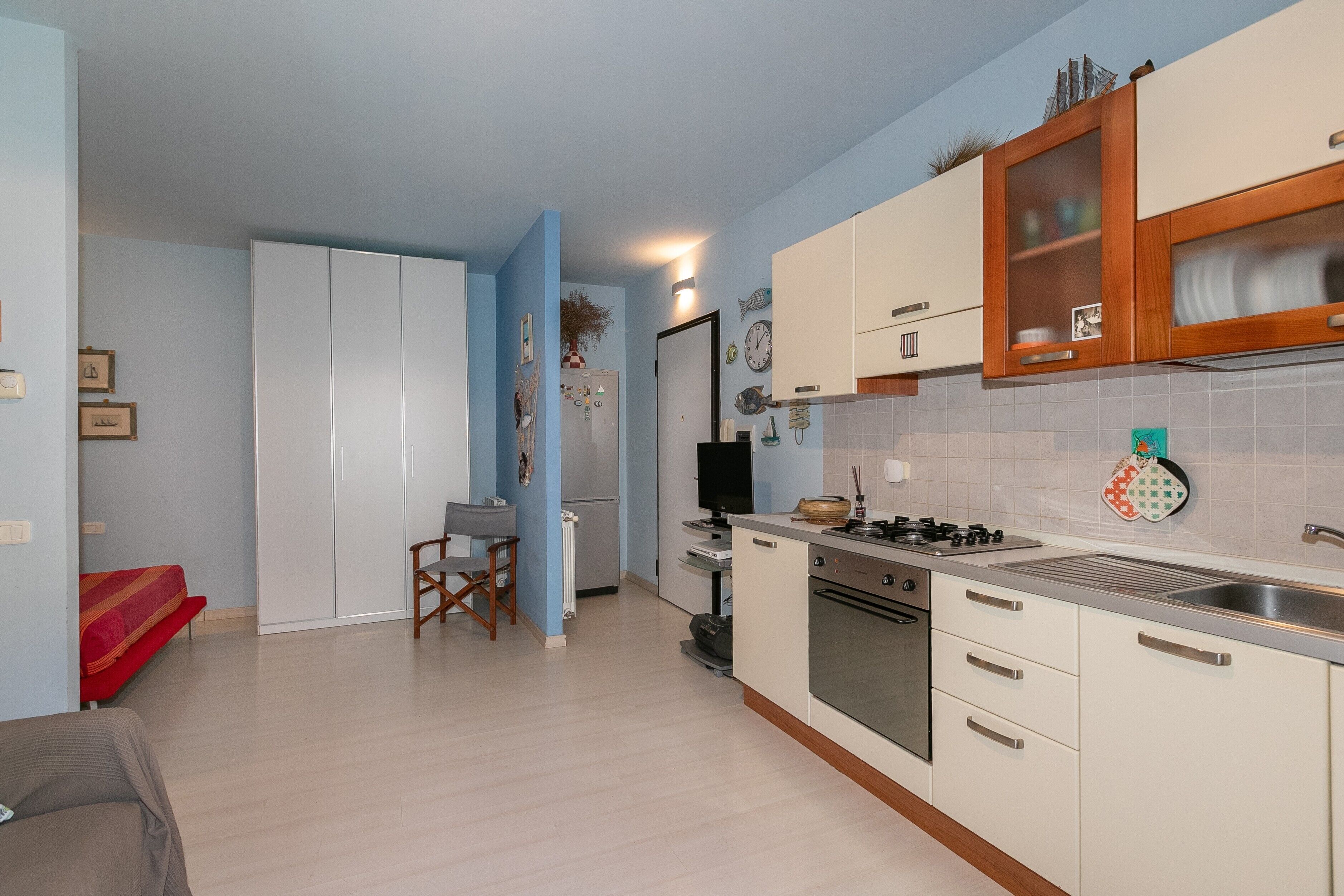 Refrigerador, horno, parrilla de estufa y cafetera y tetera 