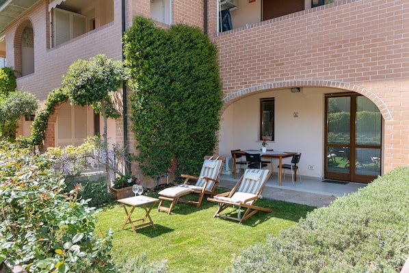 صورة غير مصنفة، 1 من 19، زرّ