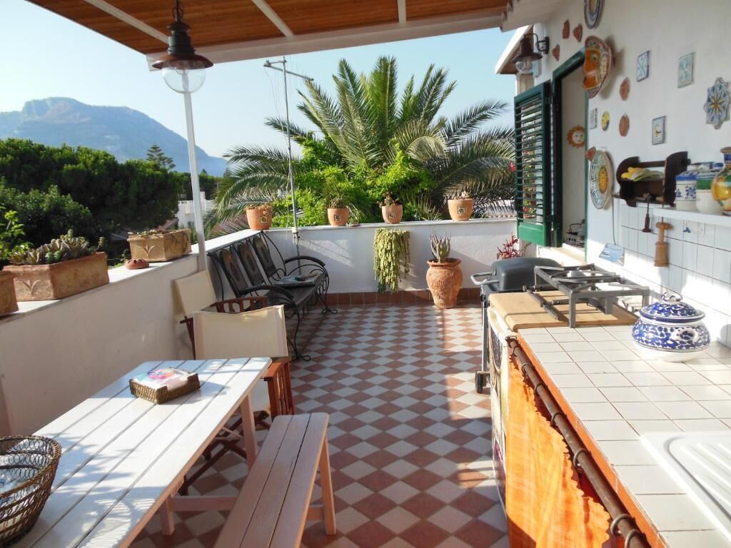 Studio Apartment Casa Lunastella with Sea View, Terrace, Garden & Wi-Fi