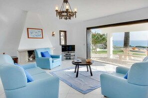 Télévision, lecteur de DVD, table de tennis de table