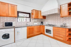 Frigorífico, microondas, horno y placa de cocina