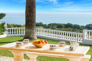Outdoor dining - Villa Brigida with Sea View, Heated Pool & Wi-Fi (São Rafael)