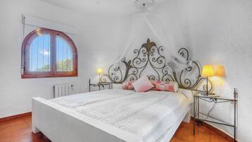 4 bedrooms, iron/ironing board, free WiFi, bed sheets