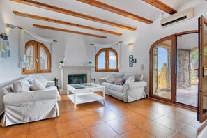 Televisión, chimenea, videojuegos y reproductor de DVD 