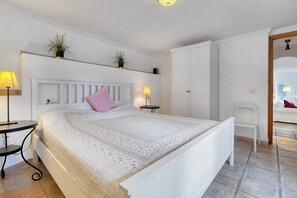 4 makuuhuonetta, silitysrauta/-lauta, ilmainen Wi-Fi, vuodevaatteet