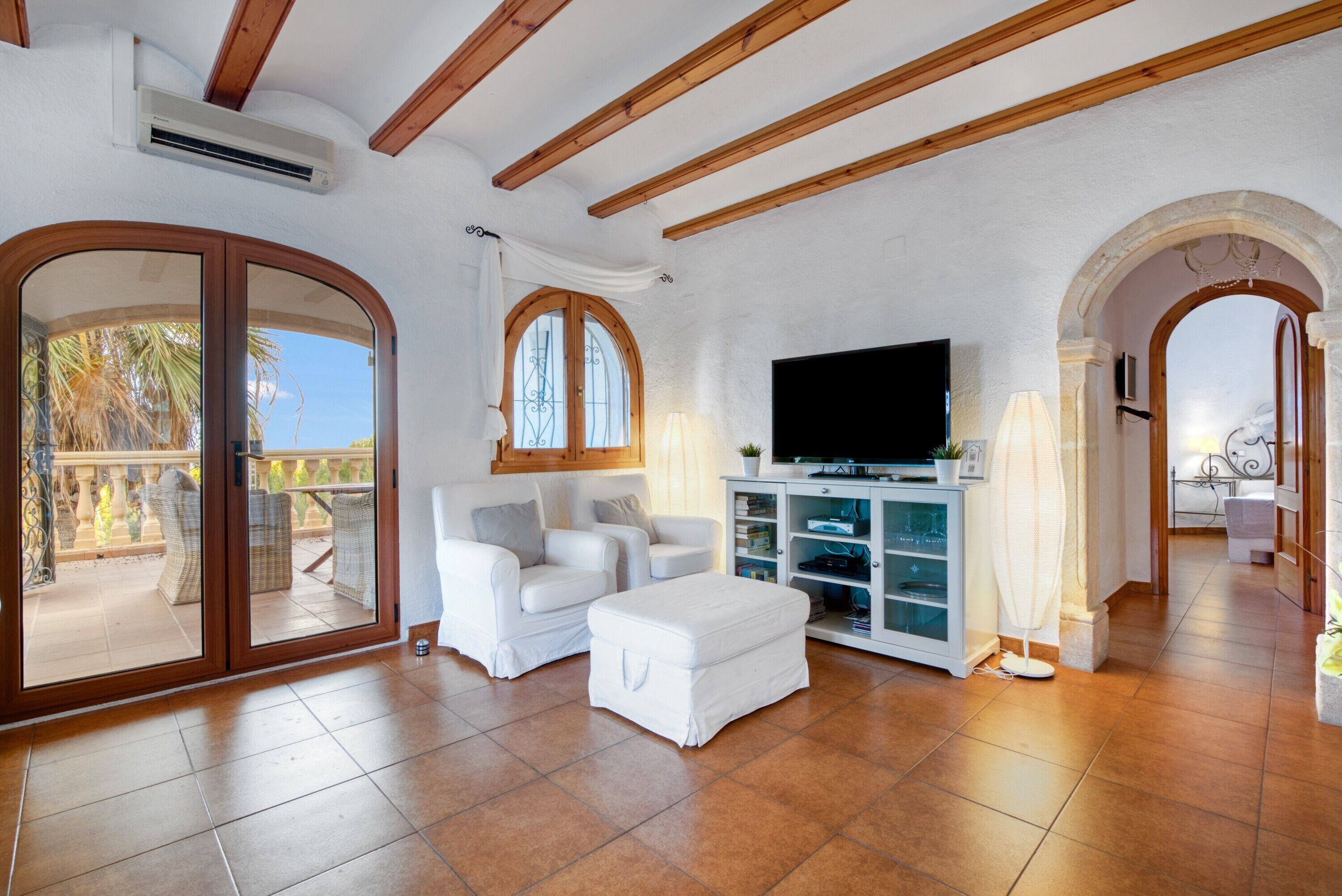 Fernseher, Kamin, Videospielkonsole, DVD-Player