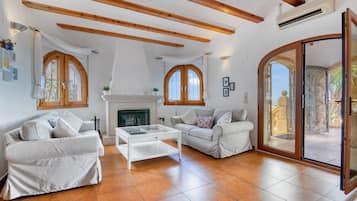 TV, fireplace, video-game console, DVD player