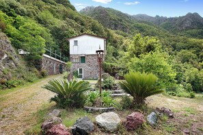 Property grounds - Holiday Home 'Chalet Nel Bosco' with Sea View, Shared Pool and Wi-Fi (Casarza Ligure)
