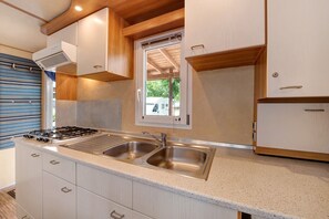 Fridge, stovetop, cookware/dishes/utensils - Apartment "Casa Mobile 11 Amici di Lazise" with Pool, Garden, A/C & Wi-Fi (Lazise)