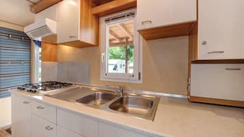 Køleskab, kogeplade, køkkentøj/tallerkener/redskaber