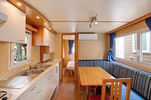 Fridge, stovetop, cookware/dishes/utensils - Apartment "Casa Mobile 11 Amici di Lazise" with Pool, Garden, A/C & Wi-Fi (Lazise)