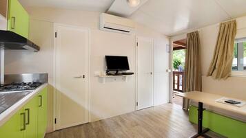 Køleskab, kogeplade, køkkentøj/tallerkener/redskaber