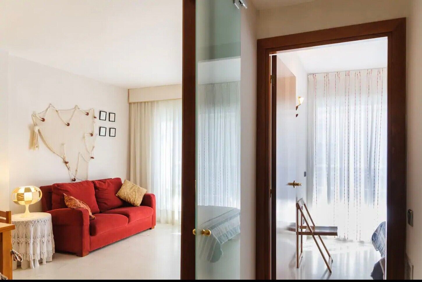 Een televisie en een tafeltennistafel