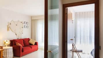 Een televisie en een tafeltennistafel