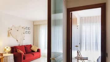 Een televisie en een tafeltennistafel