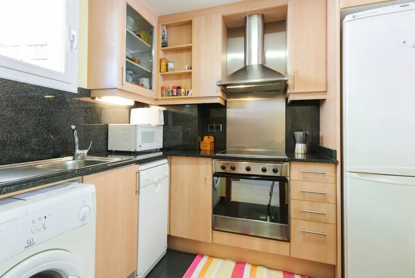 Een koelkast, een magnetron, een oven, een kookplaat