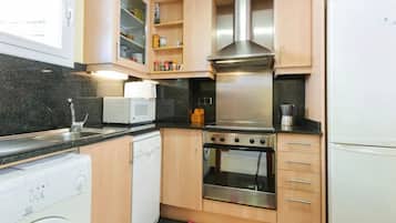 Een koelkast, een magnetron, een oven, een kookplaat