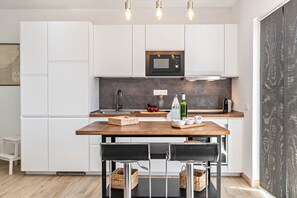 Kühlschrank, Mikrowelle, Ofen, Herdplatte