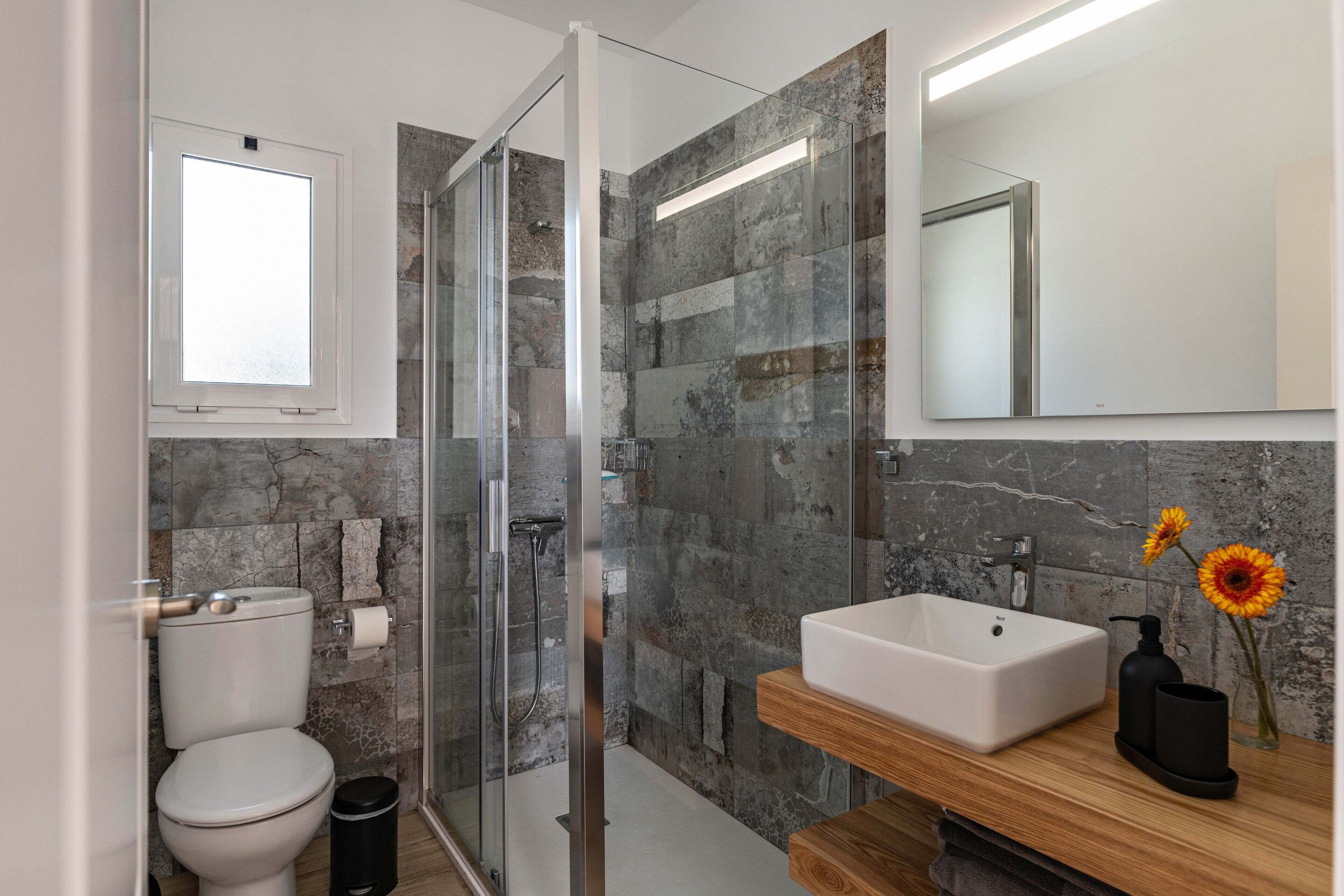 Een douche, een haardroger, handdoeken