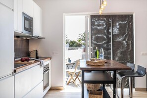 Réfrigérateur, micro-ondes, four, plaque de cuisson