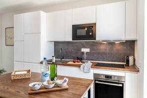 Jääkaappi, mikroaaltouuni, uuni, liesi