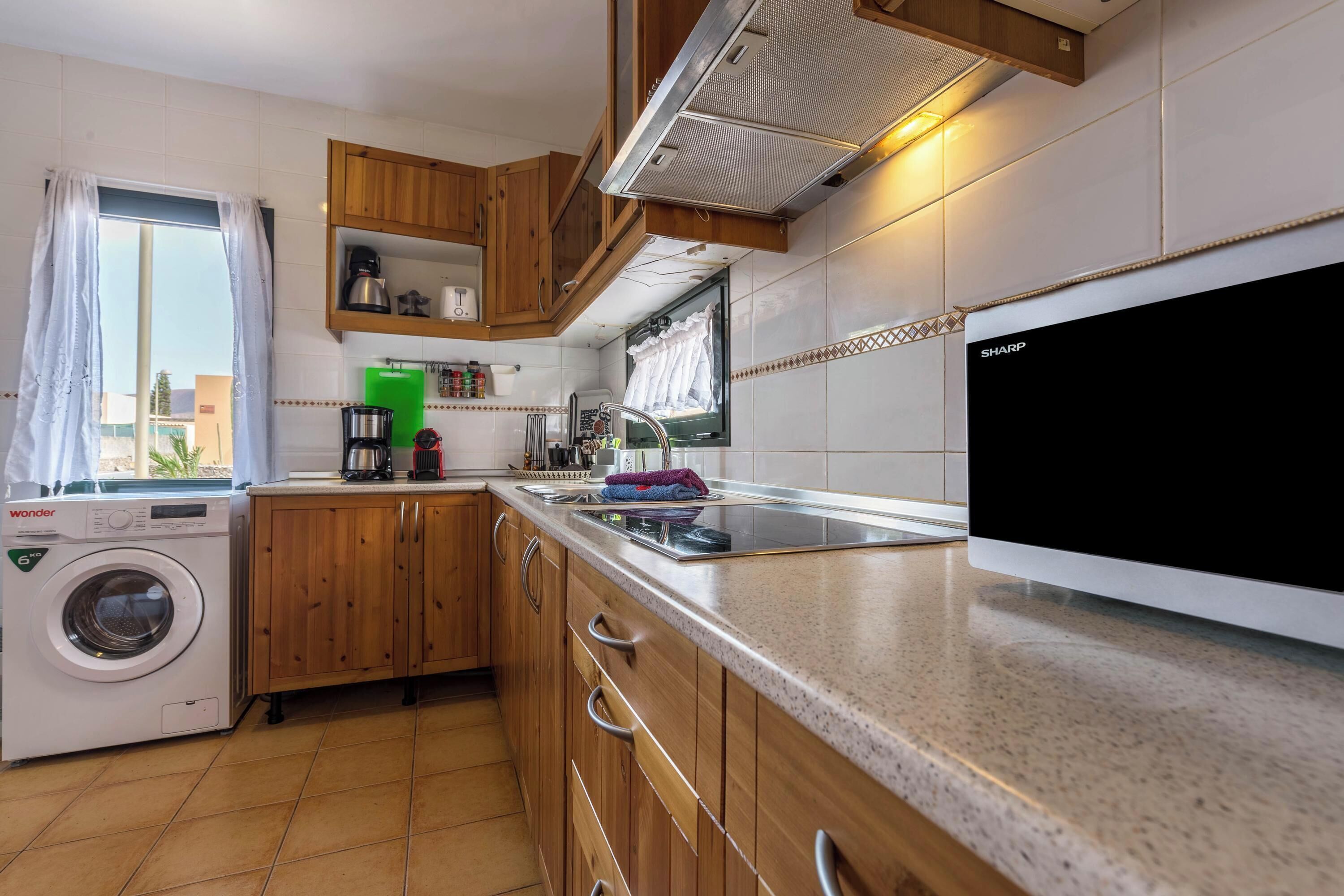 Frigorífico, microondas, horno y placa de cocina