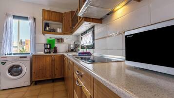 Frigorifero, microonde, forno, piano cottura