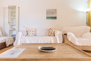 TV - Pet-Friendly Holiday Home 'Villa Orquidea' with Mountain View, Garden & Wi-Fi (Tamaragua)
