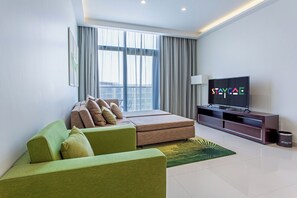 Familienapartment, Nichtraucher, Stadtblick | Wohnbereich | 43-Zoll-LED-Fernseher mit Kabelempfang