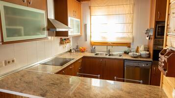 KylskÄp, mikrovÄgsugn, ugn och spishÀll