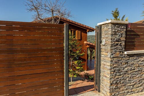 Chalet "Casa de Madera" avec vue sur la montagne, jardin, climatisation, piscine et Wi-Fi