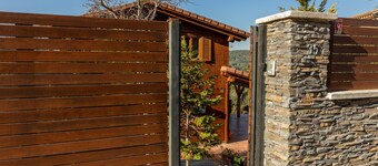 Chalet 'Casa de Madera' with Mountain View, Garden, A/C, Pool & Wi-Fi