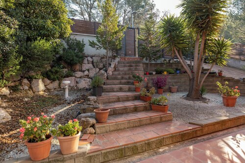 Chalet 'Casa de Madera' with Mountain View, Garden, A/C, Pool & Wi-Fi