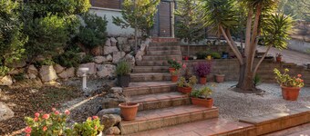 Chalet 'Casa de Madera' with Mountain View, Garden, A/C, Pool & Wi-Fi