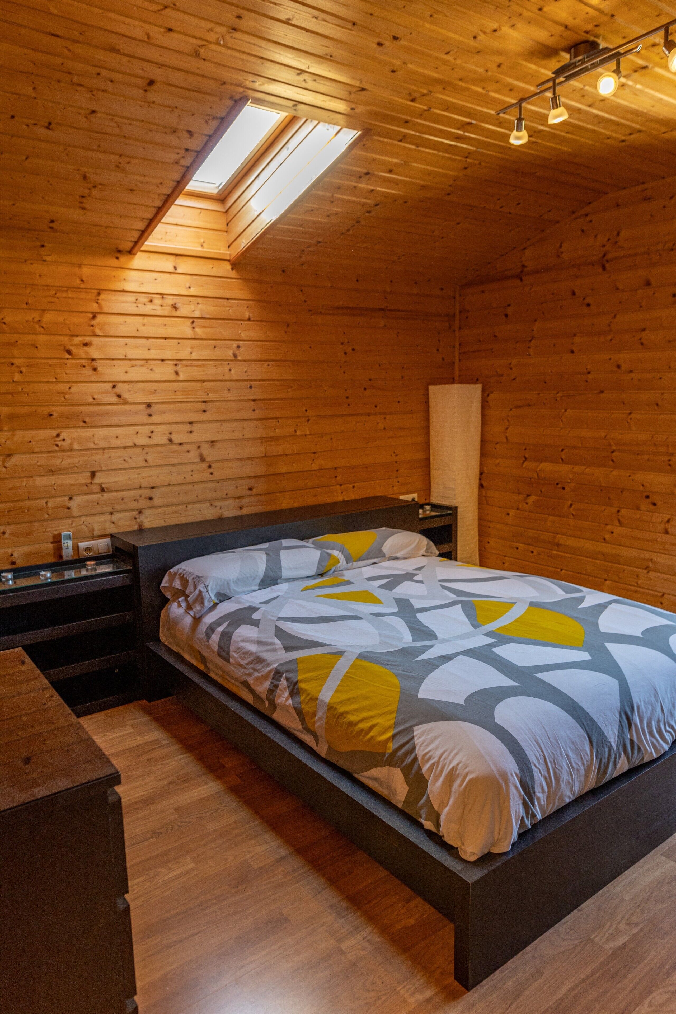 3 slaapkamers, een strijkplank/strijkijzer, gratis wifi, beddengoed