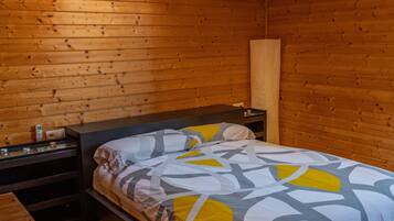 3 slaapkamers, een strijkplank/strijkijzer, gratis wifi, beddengoed
