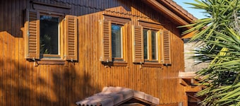 Chalet 'Casa de Madera' with Mountain View, Garden, A/C, Pool & Wi-Fi