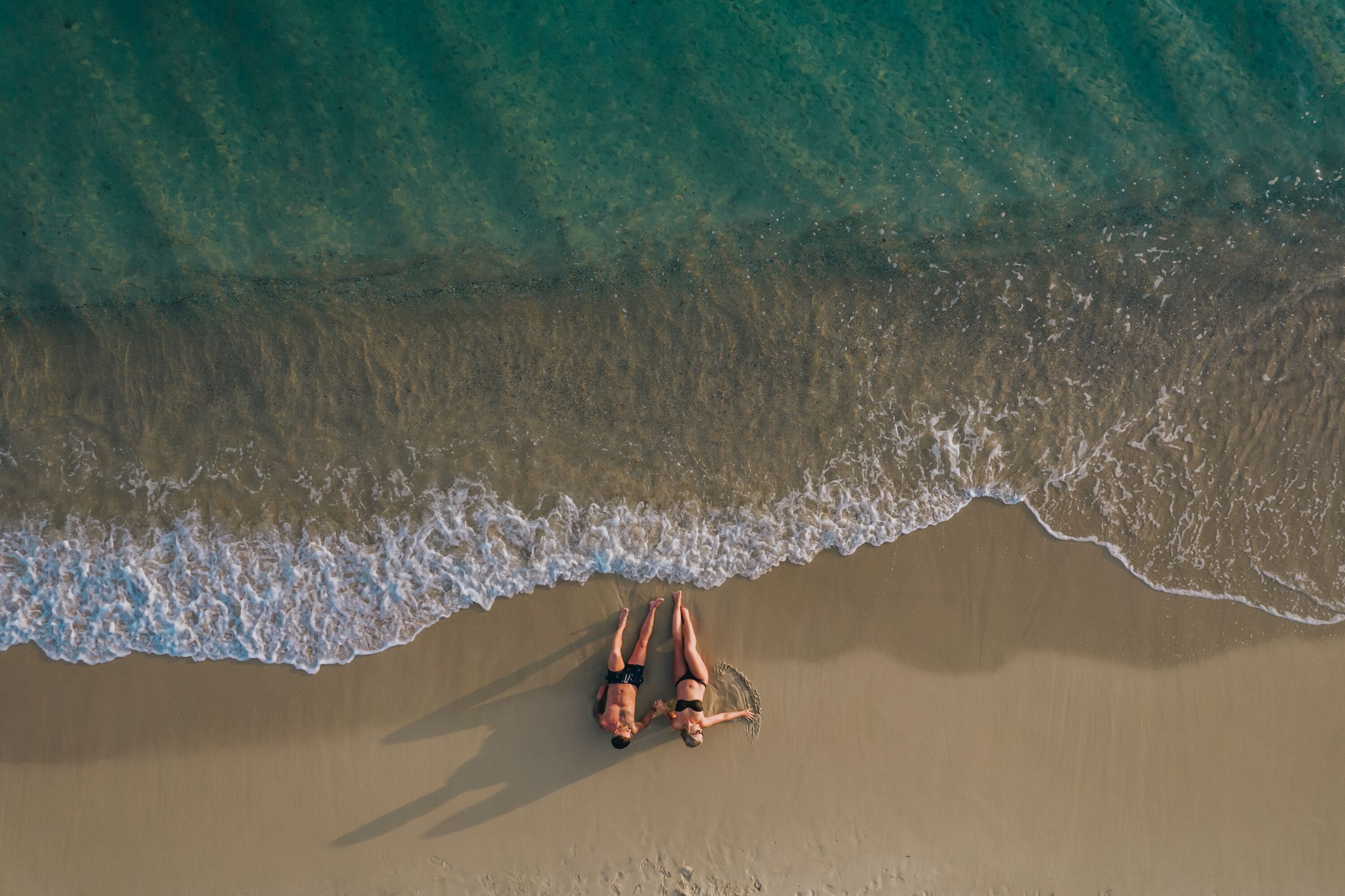 Ubicación a pie de playa, tumbonas, sombrillas y masajes en la playa