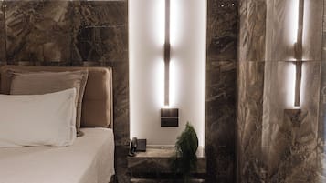 Luxury Suite with Private Jacuzzi | Seprai antialergi, minibar, brankas, dan meja kerja