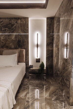 Luxury Suite with Private Jacuzzi | Hypo-allergenic bedding, minibar, in-room safe, desk - Aegean Palace (Naxos)