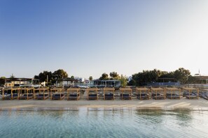 Plage, chaises longues, parasols, massages sur la plage