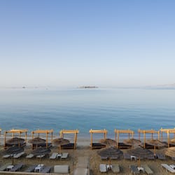Plage, chaises longues, parasols, massages sur la plage