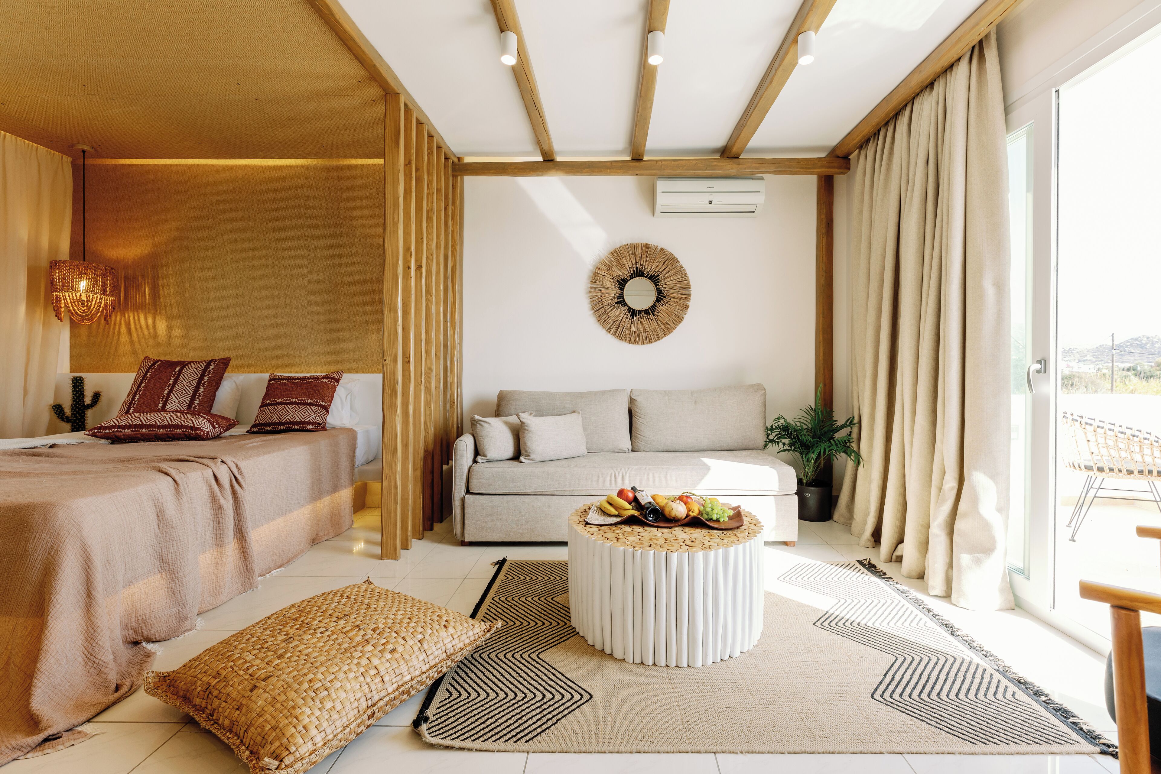 Luxury Suite with Private Jacuzzi | Allergikerbettwaren, Minibar, Zimmersafe, Schreibtisch