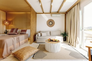 Luxury Suite with Private Jacuzzi | Ropa de cama hipoalergénica, minibar, caja fuerte y escritorio