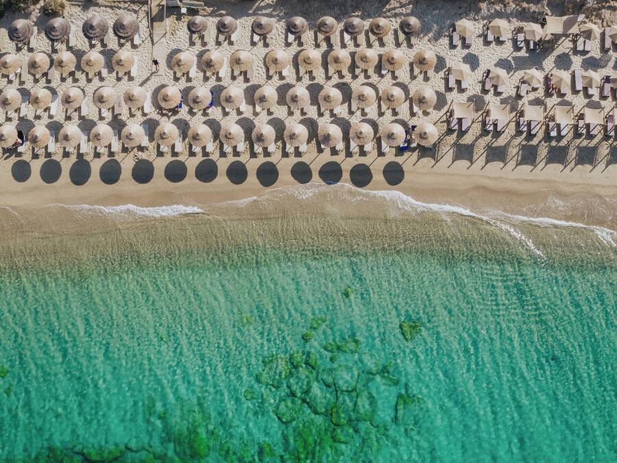 Plage, chaises longues, parasols, massages sur la plage